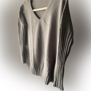 Women’s v-neck pullover sweater